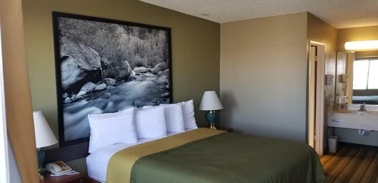 Super 8 By Wyndham Ridgecrest Motel Exterior photo